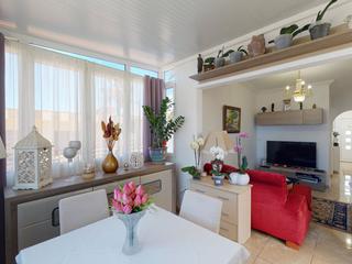 Woon-eetkamer : Appartement te koop in Bungalows cuadrados,  Arguineguín Casco, Gran Canaria  met zeezicht : Ref 05242-CA