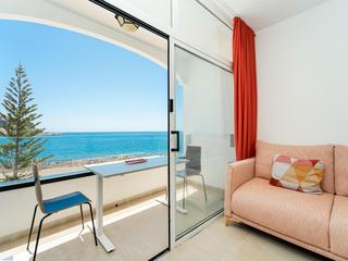 Terrasse : Leilighet , I første strandlinje til salgs i Curamarina II,  Playa del Cura, Gran Canaria med havutsikt : Ref 05937-CA