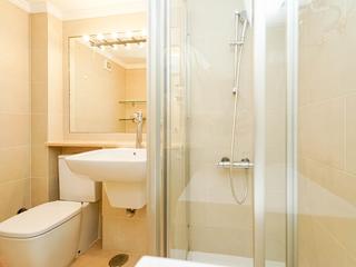 Baderom : Studioleilighet , I første strandlinje til salgs i Don Paco,  Patalavaca, Gran Canaria med havutsikt : Ref 06043-CA