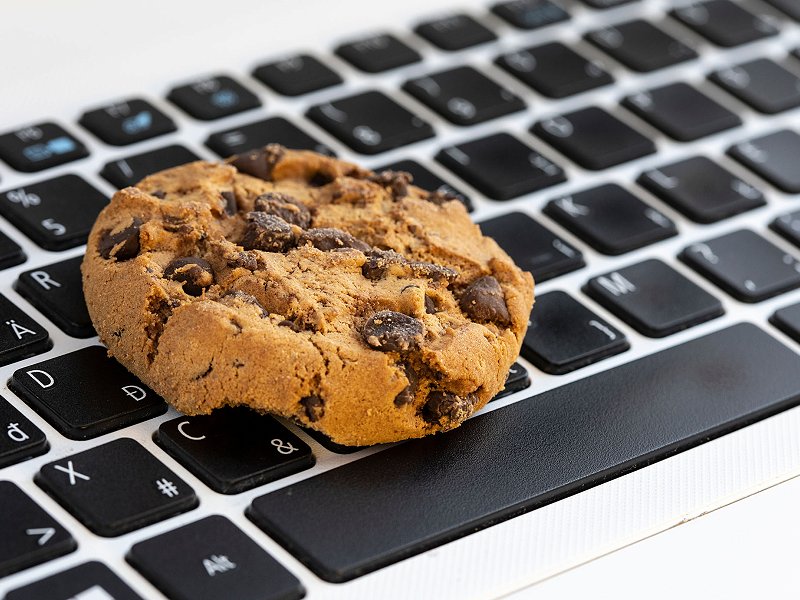 Una galleta sobre el teclado