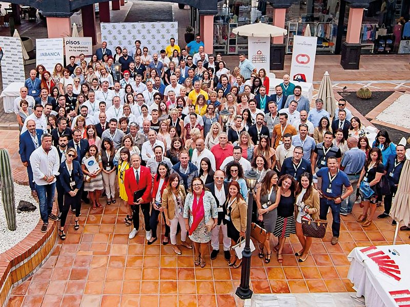 Foto grupal de un evento inmobiliario