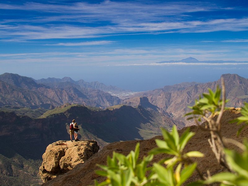 Roque Nublo, Gran Canaria, met Tenerife op de achtergrond.