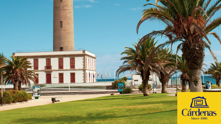 Maspalomas lighthouse seen from the lawn