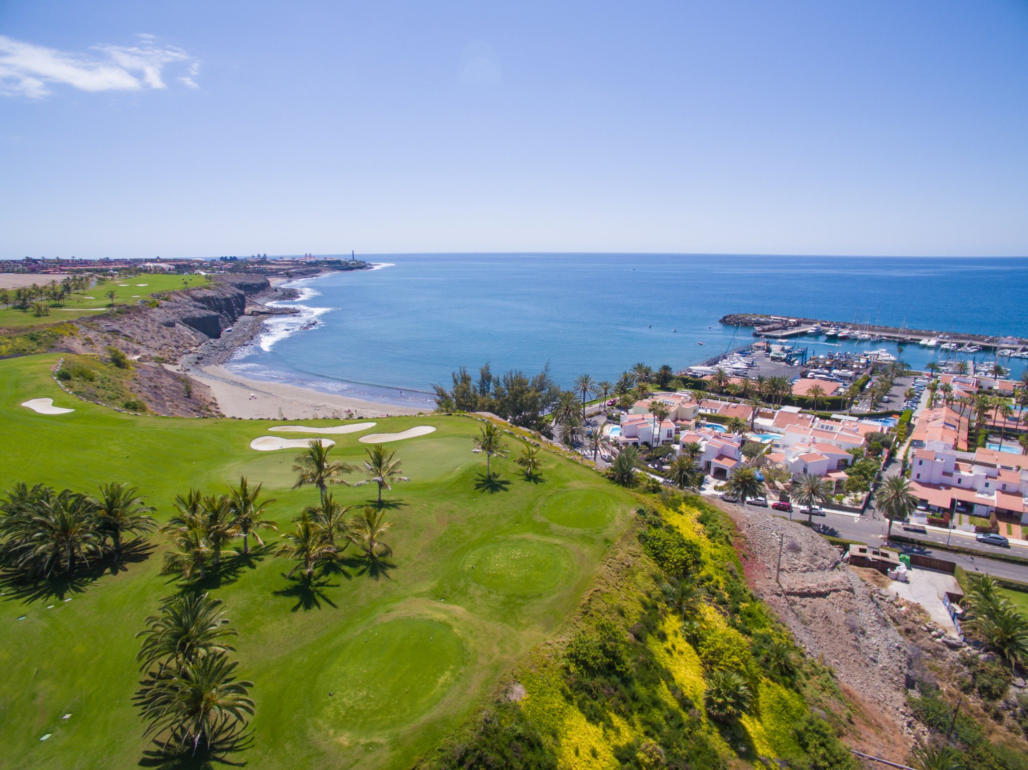 Pasito Blanco med utsikt over golf, sjø og villaer