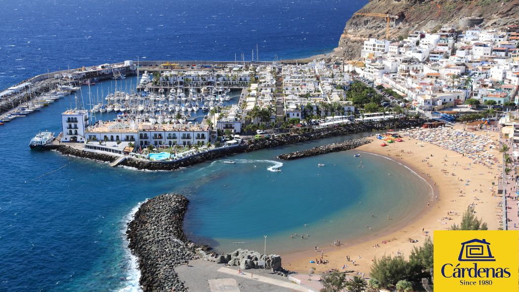 Flyfoto av Playa og Puerto de Mogán