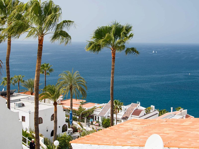 Huizen en zeezicht in Arguineguin, Gran Canaria
