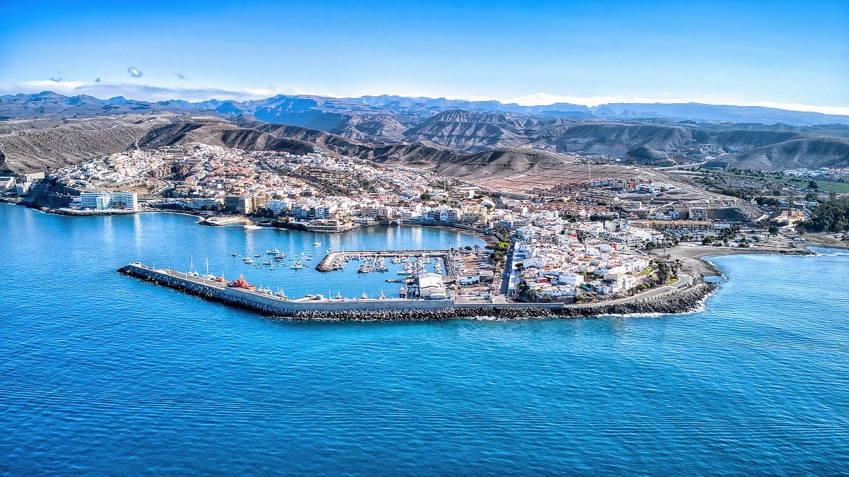 Arguineguín, Gran Canaria, luchtfoto van het hele dorp, de stranden en de haven
