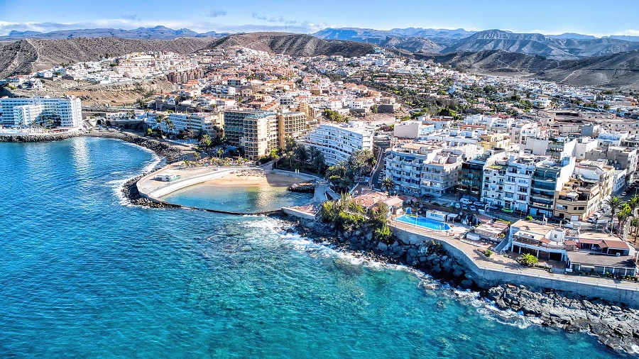 Arguineguín, Gran Canaria, vista aérea de ceca de la playa de Costa Alegre y el pueblo