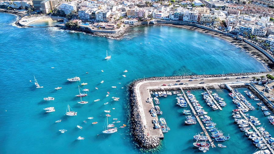 Arguineguín, Gran Canaria, Luftaufnahme des Strandes von Costa Alegre, Las Marañuelas und des Hafens