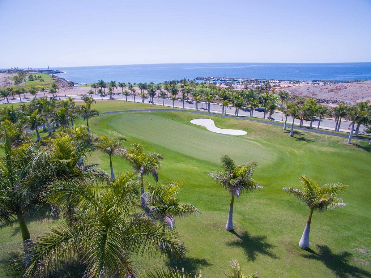 Maspalomas, Gran Canaria, Maspalomas golfbana med havet och fyren i bakgrunden