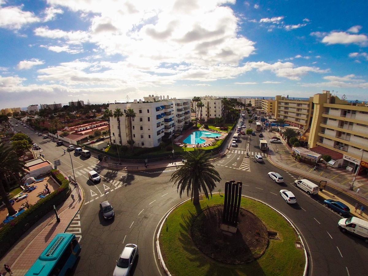 Playa del Inglés, Gran Canaria, Tirajana avenue en solig dag