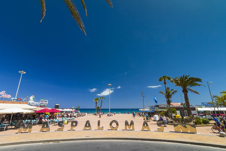 Playa del Inglés, Gran Canaria, entrada a la playa decorada con las letras de Maspalomas