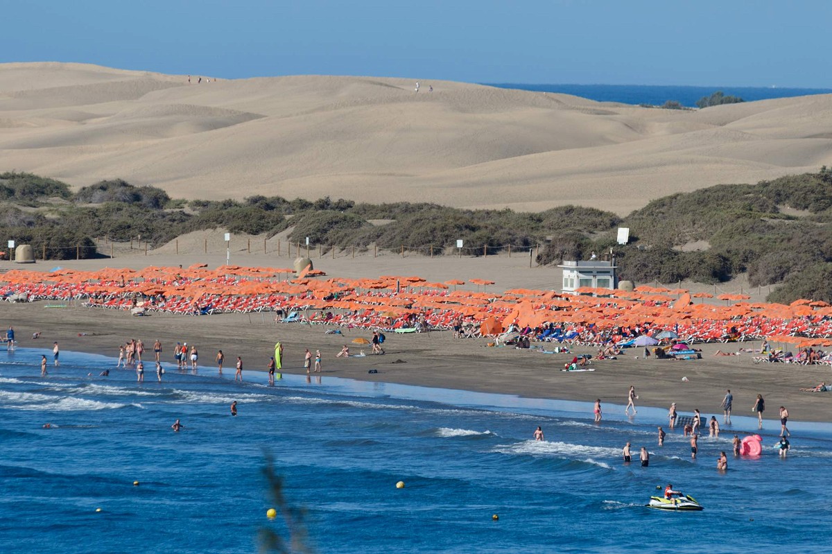 Playa del Inglés, Gran Canaria, solrik dag på stranden med folk som bader og soler seg