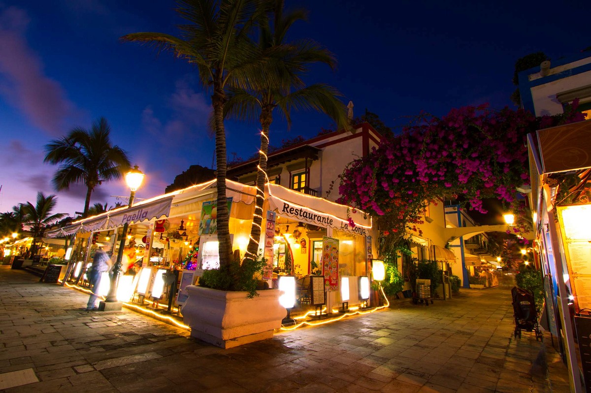 Puerto de Mogán, Gran Canaria, beleuchtete Gassen der Venecia de Mogán bei Nacht