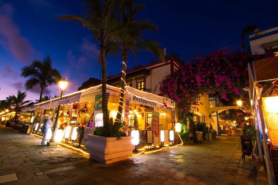 Puerto de Mogán, Gran Canaria, steegjes van de Venecia de Mogán 's nachts verlicht