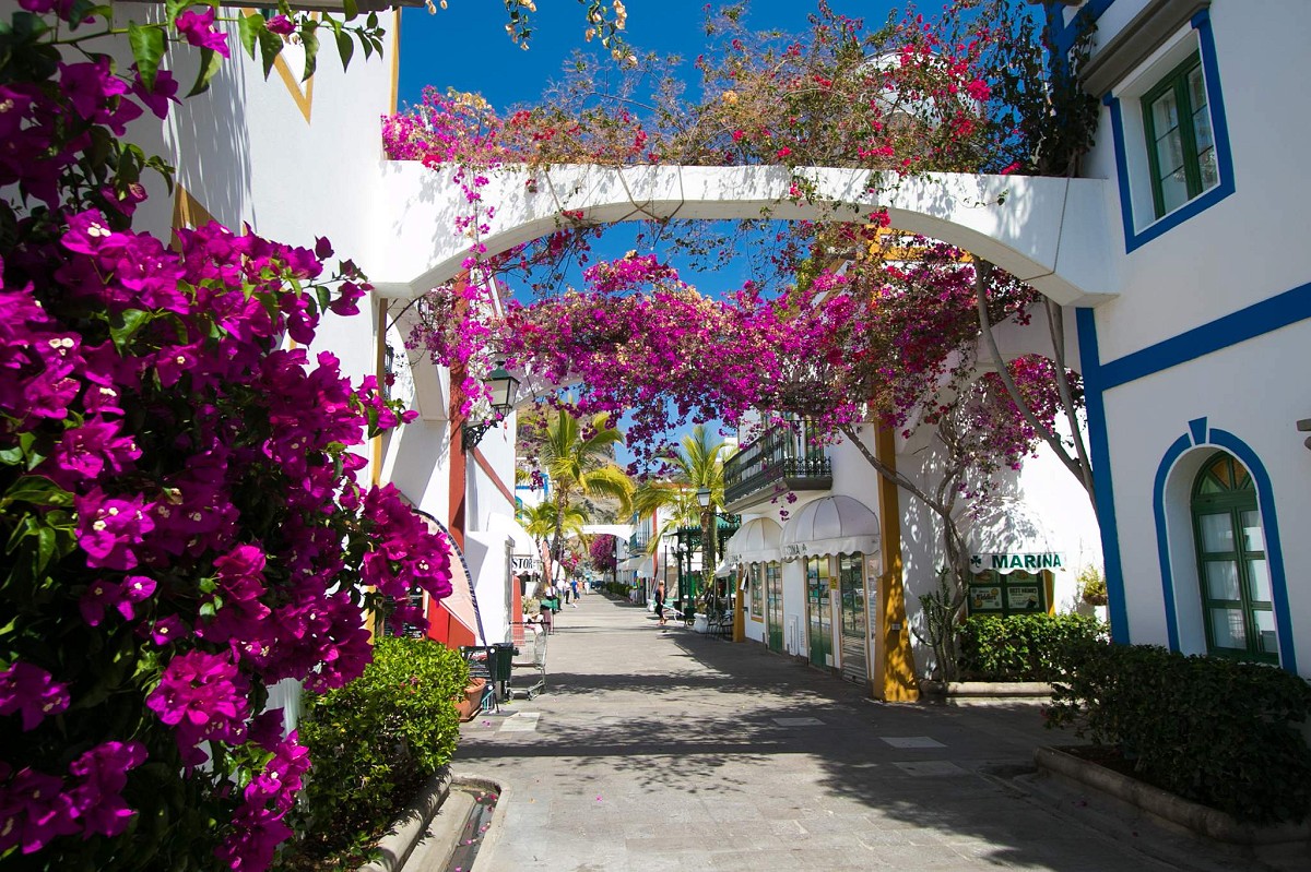 Puerto de Mogán, Gran Canaria, en av gatene i Venecia de Mogán innrammet av buer og bougainvillea