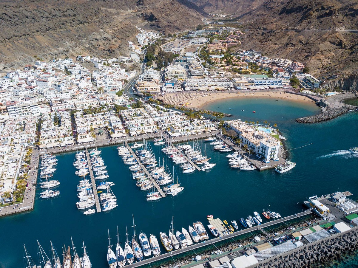 Puerto de Mogán, Gran Canaria, Luftaufnahme des Hafens, des Strandes und des Dorfes