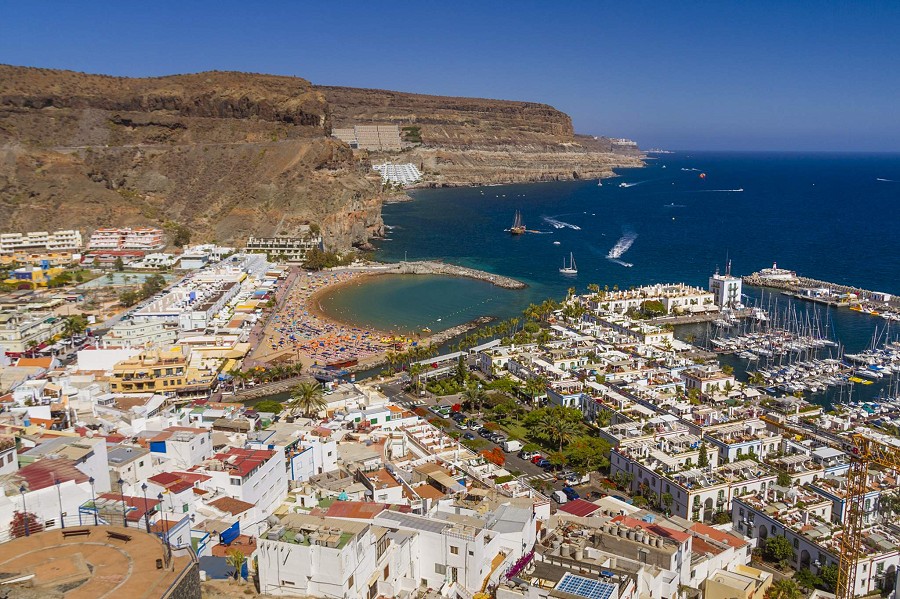Puerto de Mogán, Gran Canaria, vista aérea del puerto desde el pueblo hacia el mar y parte de Taurito