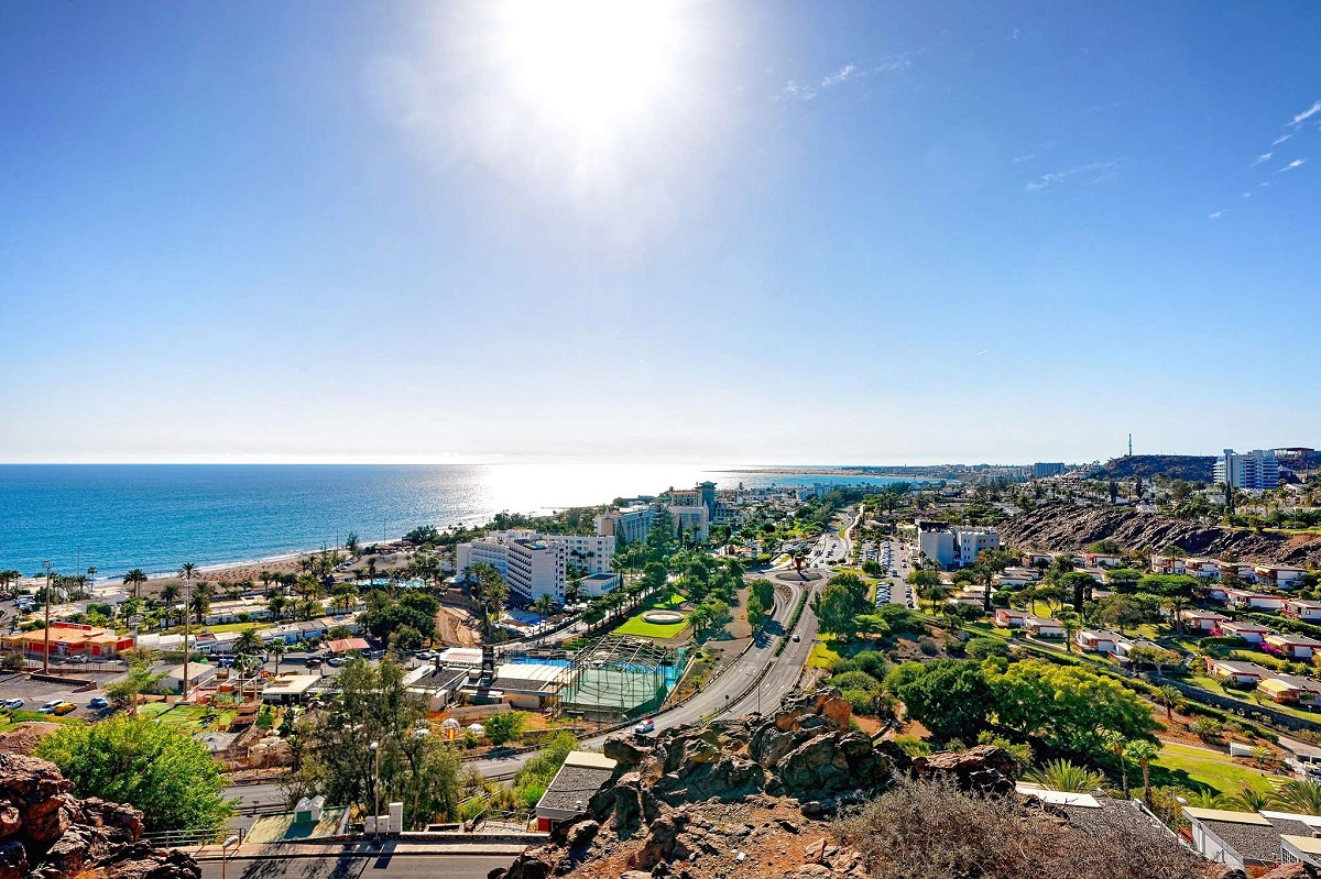 San Agustín, Gran Canaria, uitzicht vanaf de top van de stad, blauwe zee en zon die schijnt