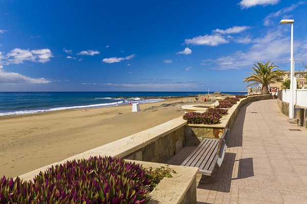 Blick auf den Strand von San Agustin von der Küstenpromenade aus